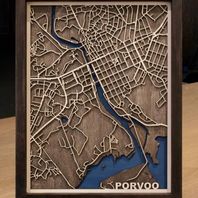 Koivuvanerinen karttataulu Porvoo tumma telineessä