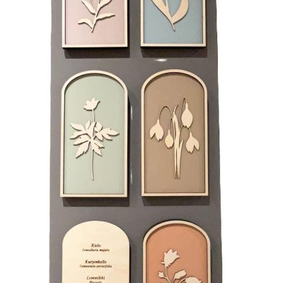 Suomalaisesta koivuvanerista kukkatauluja.