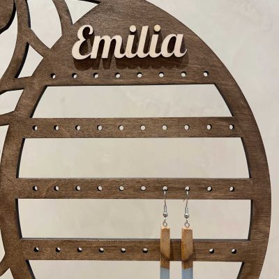 Lähikuva koivuvanerinen koruteline nimellä