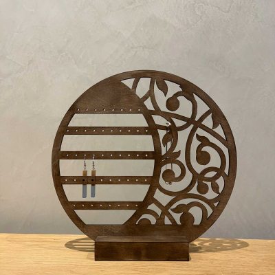 Koivuvanerinen koruteline takapuolelta