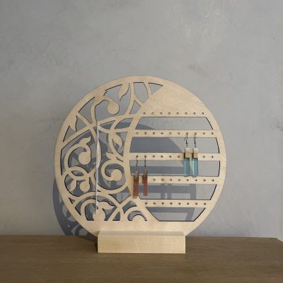 Koivuvanerinen koruteline vaalea petsi