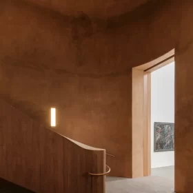 Tierrafino Finish luonnonmukainen savilaasti Ayers Rock punainen Museum in Duisburg, Saksa
